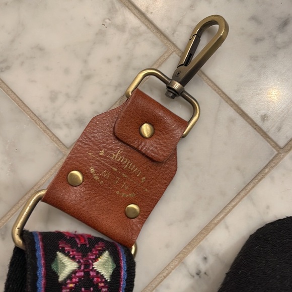 Adjustable cross body strap for bag. - Picture 2 of 5